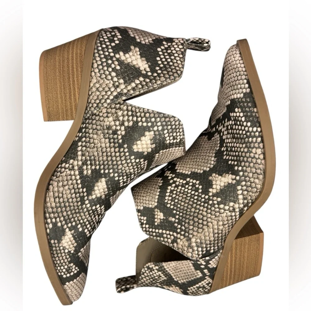 UNIVERSAL THREAD CARI GRAY SNAKE PRINT CUT OUT ANKLE BOOTIES BOOTS WOMENS SZ 7